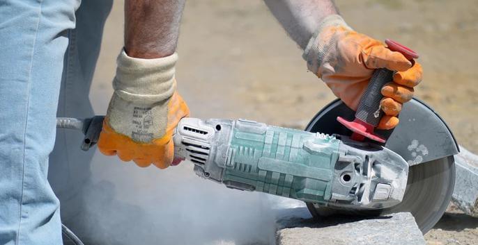 řezání betonové dlažby úhlovou bruskou